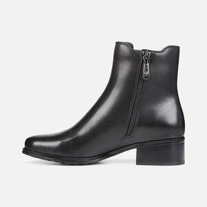 Women’s Blondo Waterproof Booties. Size: 8.5